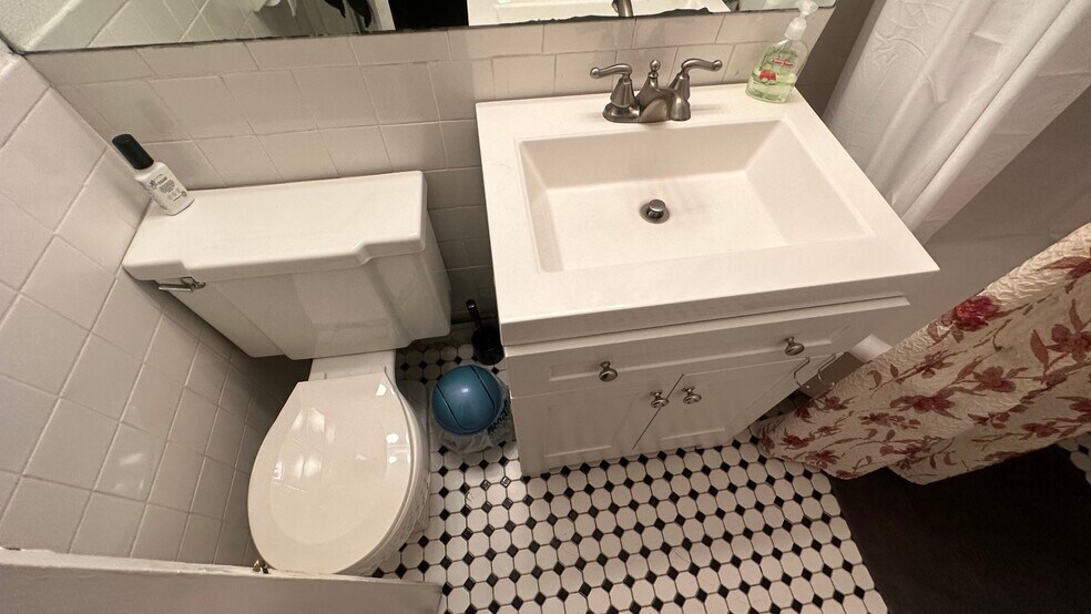 Building Photo - 65 Park Dr