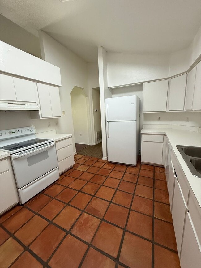 Building Photo - 1102 SE 10th St