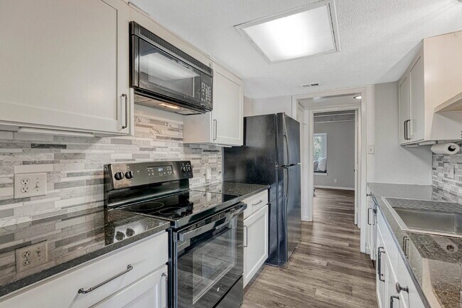 Building Photo - Charming 3-Bed Penthouse Condo in Denver with 2 full bathrooms! – Open Floor Plan *Move in specia...