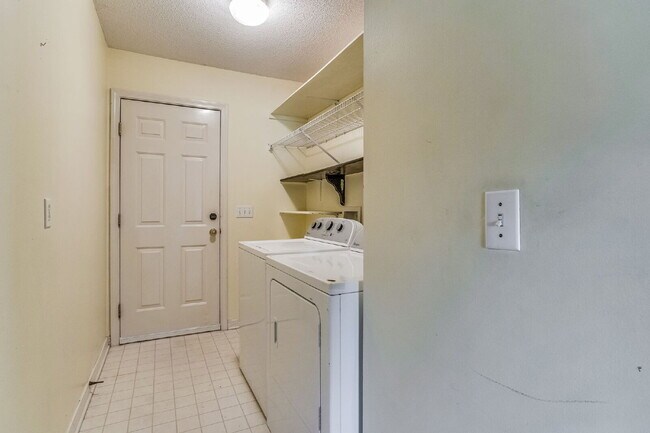 Building Photo - Welcome to your dream home! This stunning ...