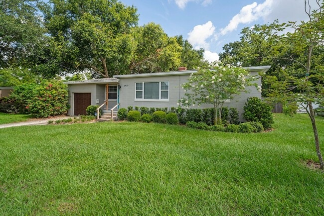Building Photo - Charming and Updated 2/2 Home in Colonial ...