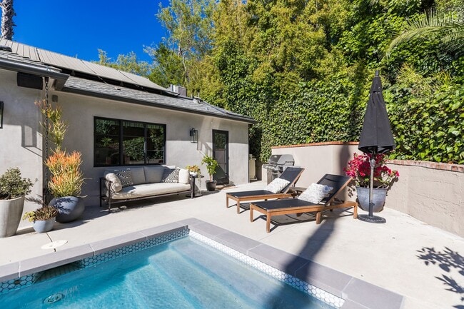 Building Photo - S of the Blvd - upgraded 4+3 w/pool + views!