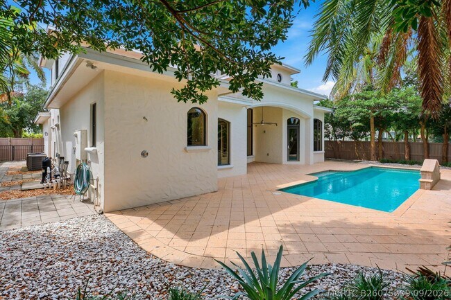 Building Photo - 260 NE Wavecrest Ct