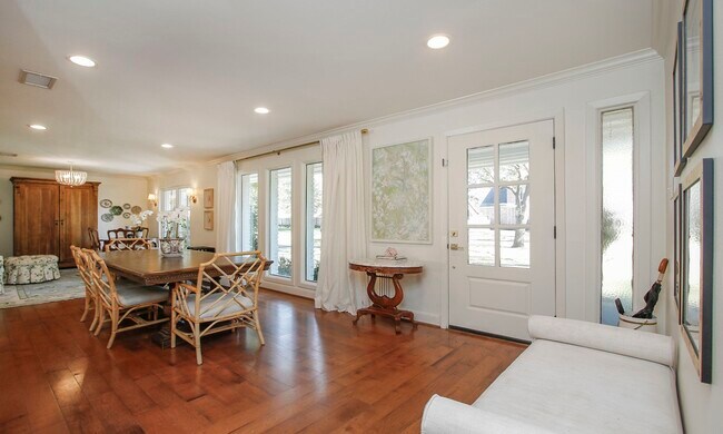 Building Photo - 827 St George Ln