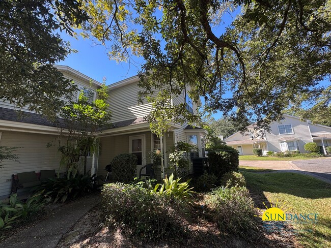 Building Photo - Charming 1BR Townhouse with Community Pool...