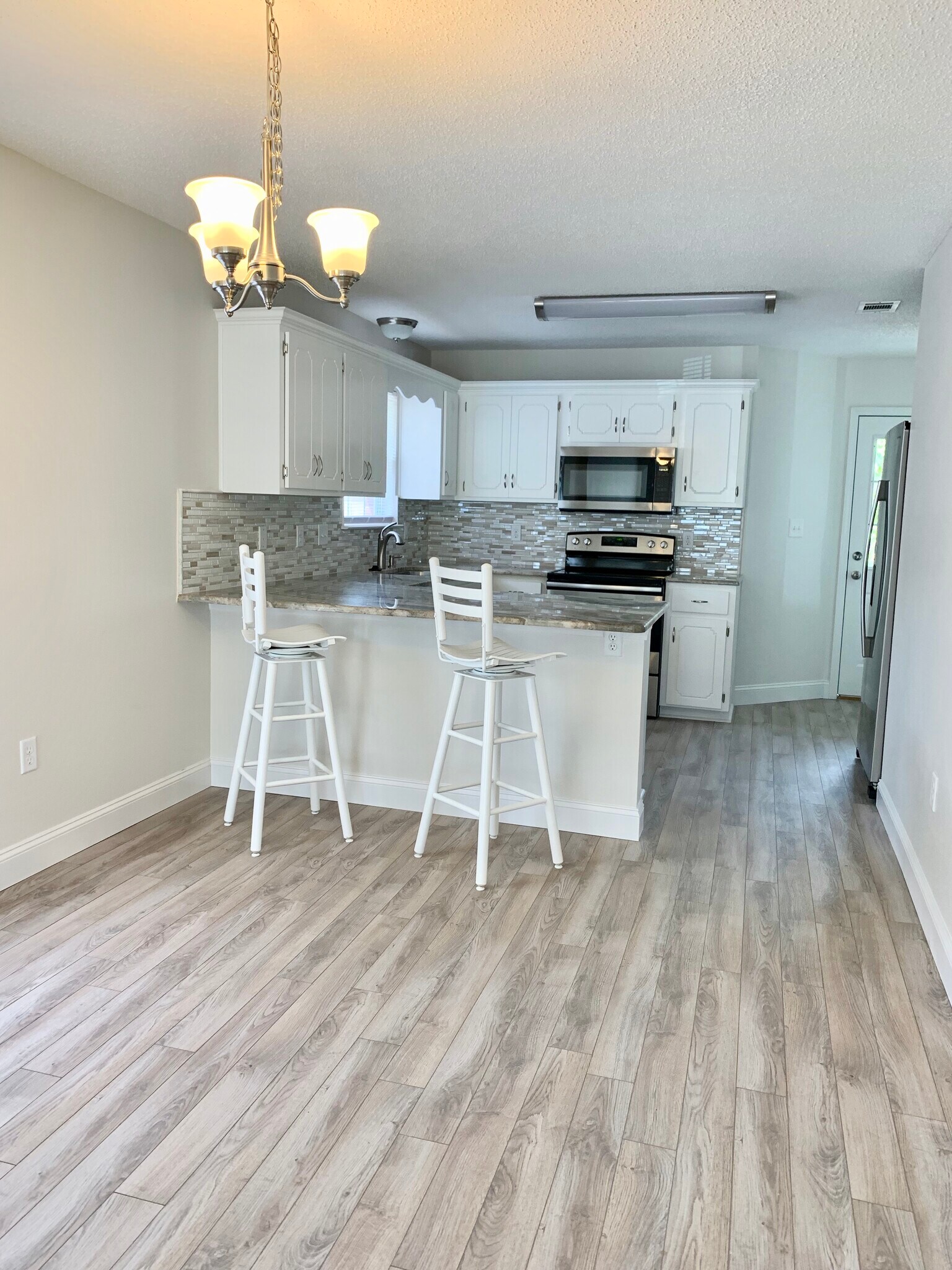 Comfortable breakfast bar - 4553 Barrington Ln