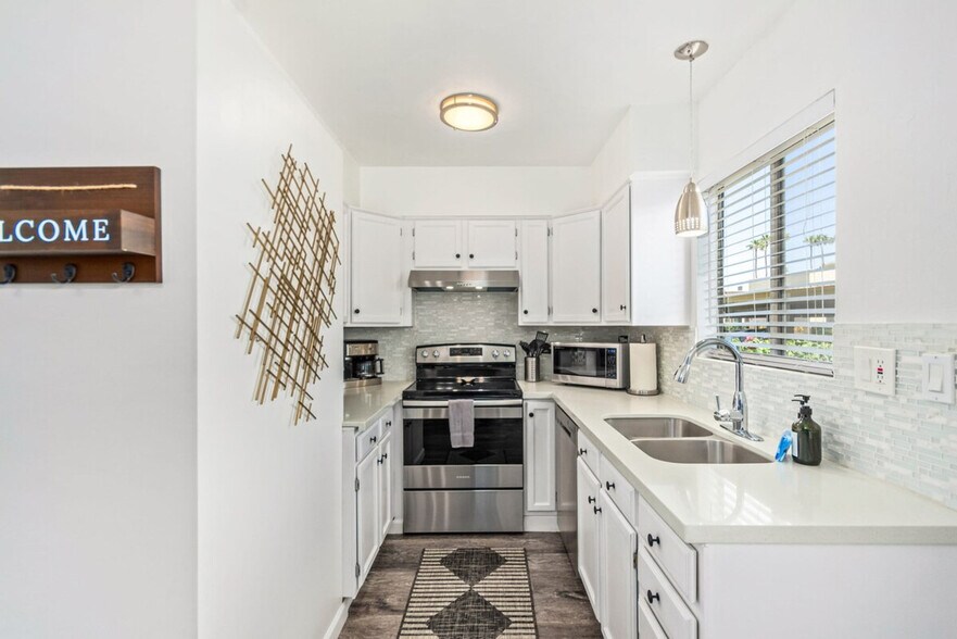 Building Photo - 4610 N 68th St