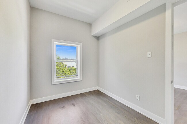 Building Photo - 2131 W Ohio St