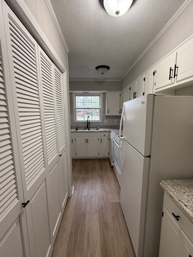 Building Photo - Beautiful 2 Bedroom 1.5 Bath townhome Clos...