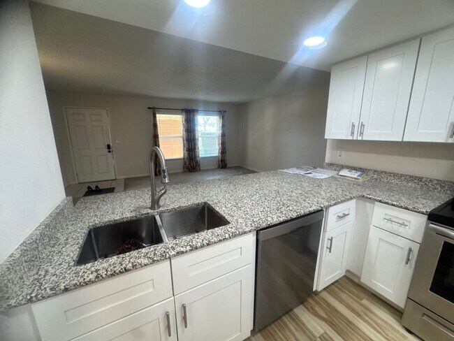 Building Photo - 3607 Edgewater Dr