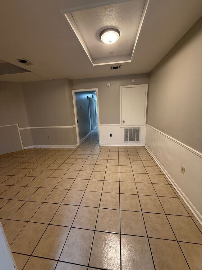 Building Photo - 1950-52 Helm Dr