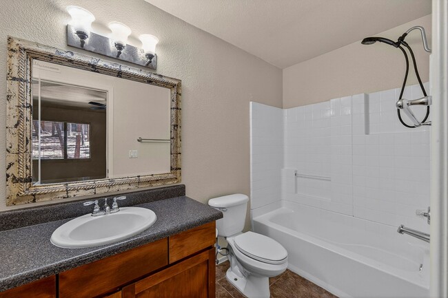 Building Photo - Move-In Ready 2-Bed Condo in The Arbors