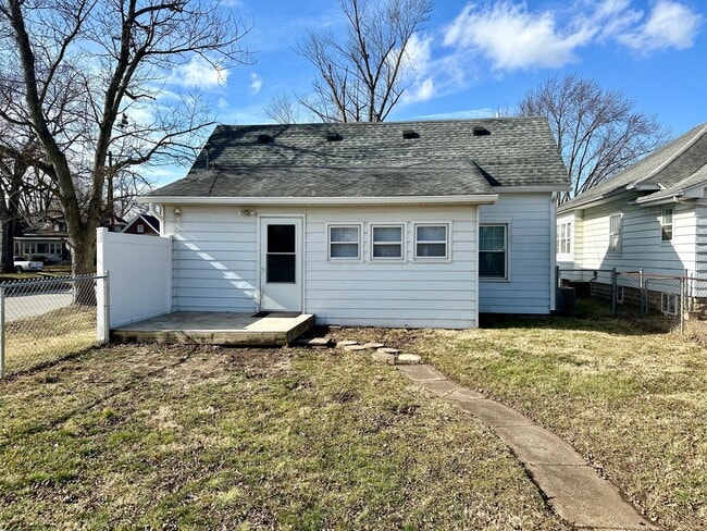 Building Photo - Renovated 3-Bedroom Gem within walking dis...