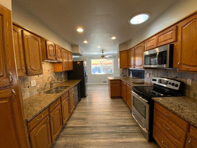 Building Photo - 5 Bedroom Home Available Near Wyoming Blvd NE & Comanche Rd NE!