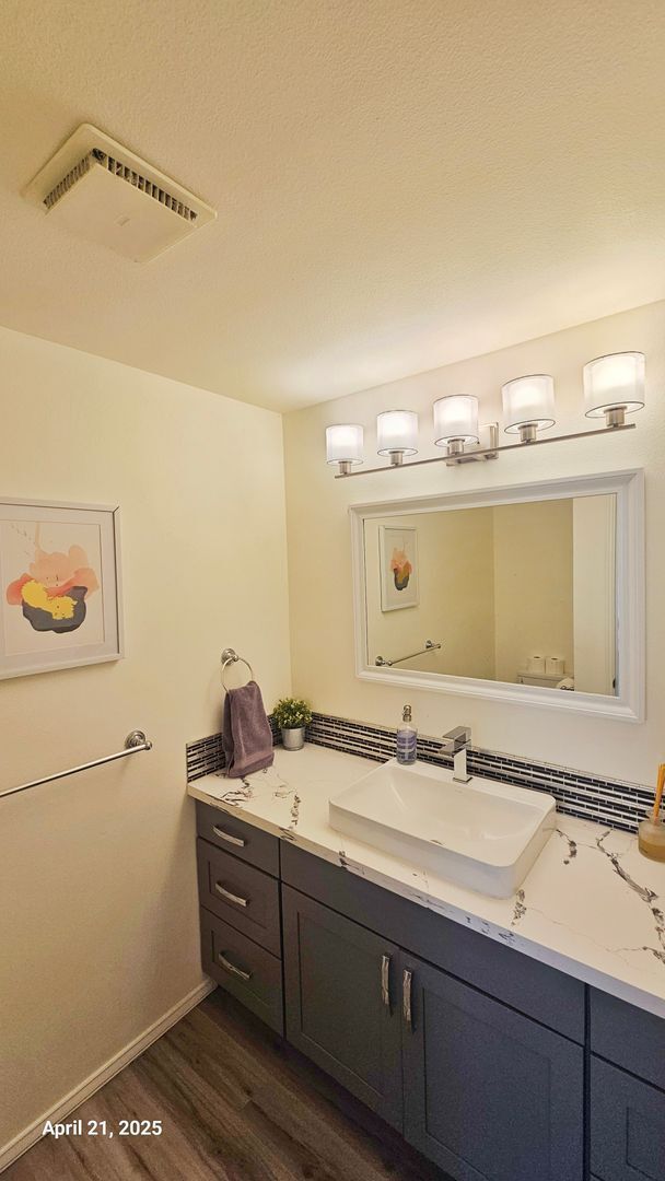 Building Photo - Beautiful Remodeled 4 Bedroom and 2.5 Bathroom Single Family House - Bellevue