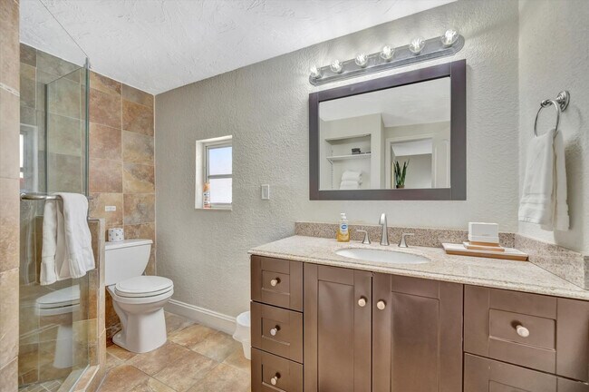 Building Photo - 483 E Shore Dr