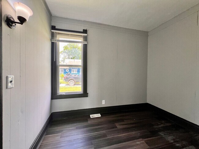 Building Photo - 2 Bedroom House