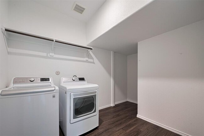 Building Photo - 18414 Hilltop Climb Dr