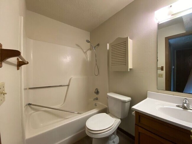 Building Photo - $1,250 | 2 Bedroom, 1 Bathroom Condo | Cat Friendly* | Available for Immediate Move In!