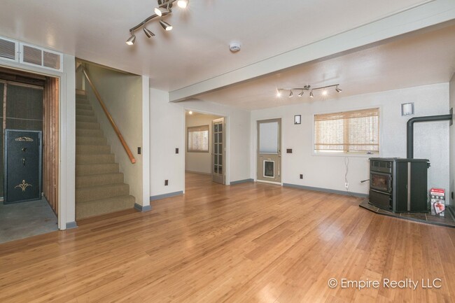 Building Photo - 4 Bed 3 Bath Home off of Gold Hill Rd- PET...
