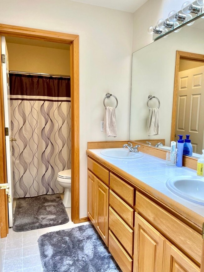 Building Photo - Spacious 4 bedrooms + Den, A/C! Pet(s)!