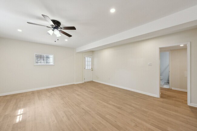 Building Photo - Spacious & Renovated Rental Home on Oversi...
