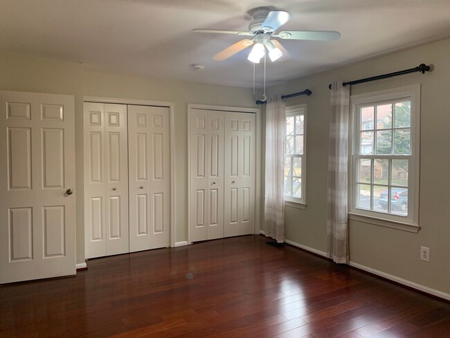 Building Photo - Spacious 3 Level Townhouse Backs to Trees
