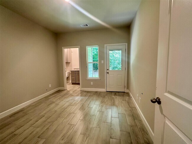Building Photo - 104b Turner Dr