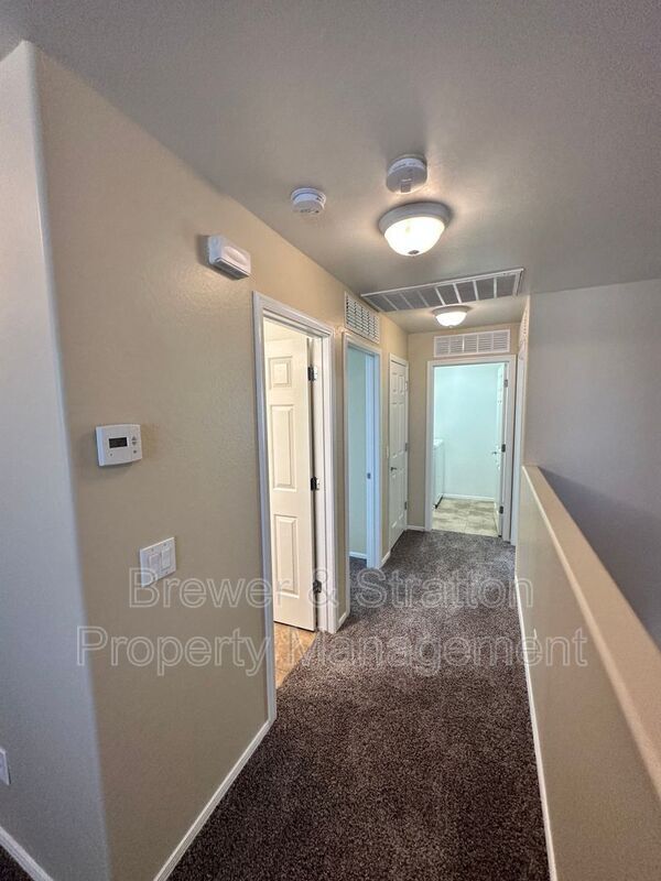 Building Photo - 2677 N Hawthorn Dr