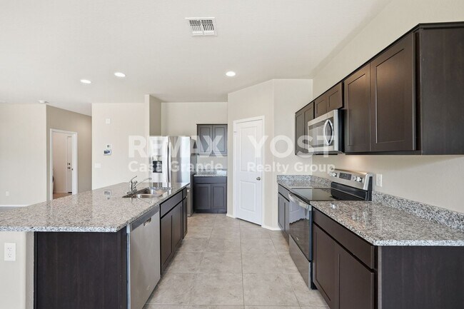 Building Photo - Beautiful Kitchen, Open Layout, and Room to Relax!
