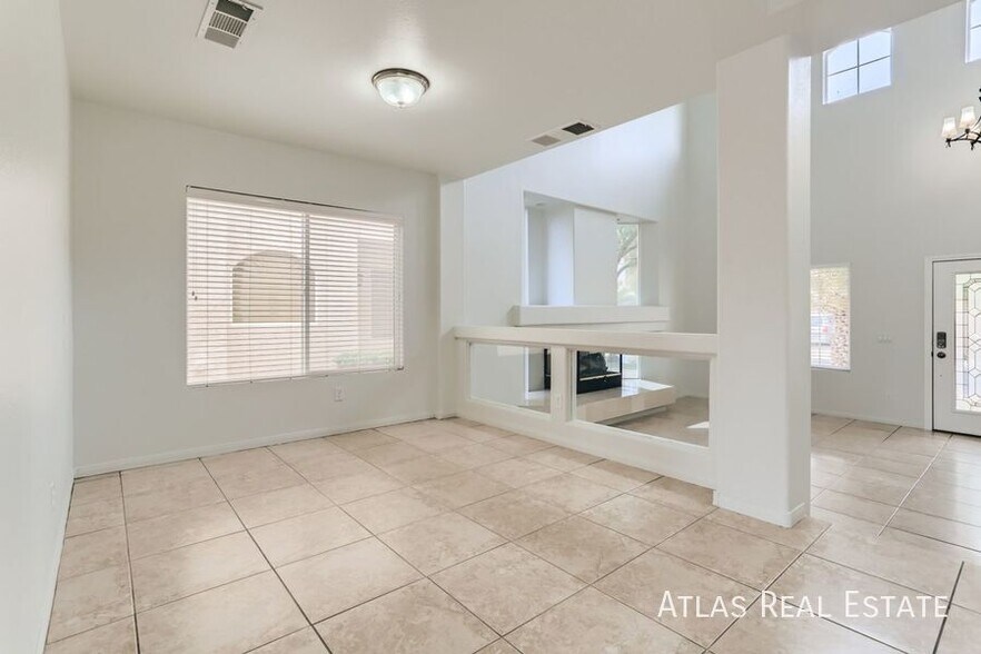 Building Photo - 10884 Royal Highlands St