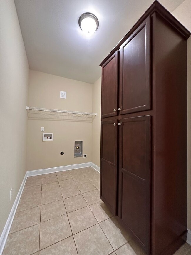 Building Photo - Perfect on Pineflat!