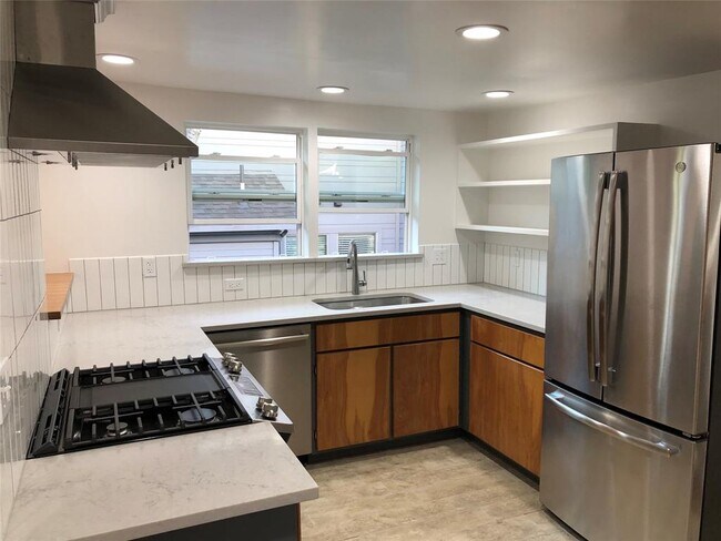 Building Photo - 2004 Rosewood Ave