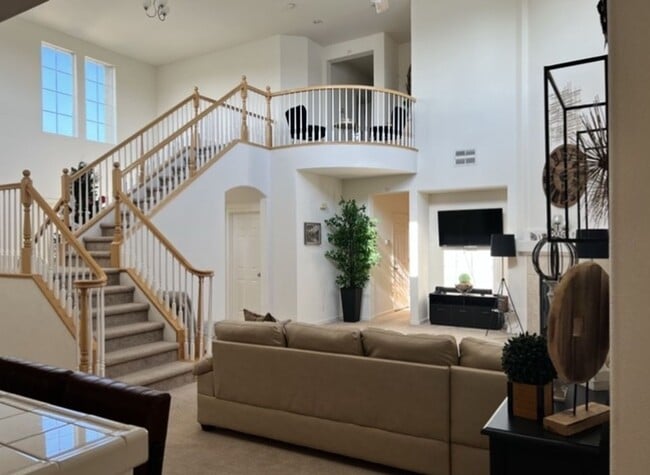 Building Photo - Luxury LAKEFRONT property!!!