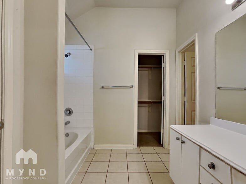 Building Photo - 807 Forest Star