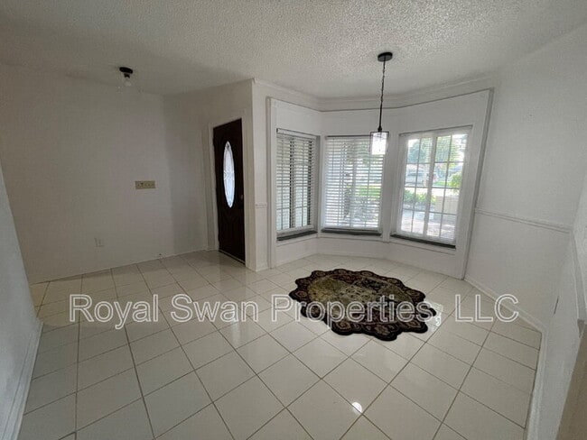 Building Photo - 222 Lakeview Dr