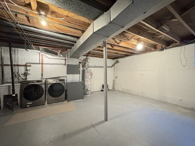 Building Photo - Charming Reston Townhome: Your Ideal Commuter's Haven