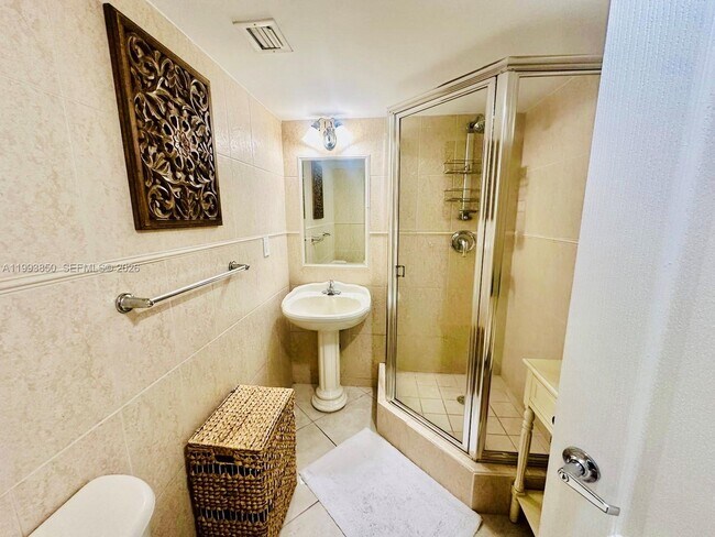 Building Photo - 2555 Collins Ave