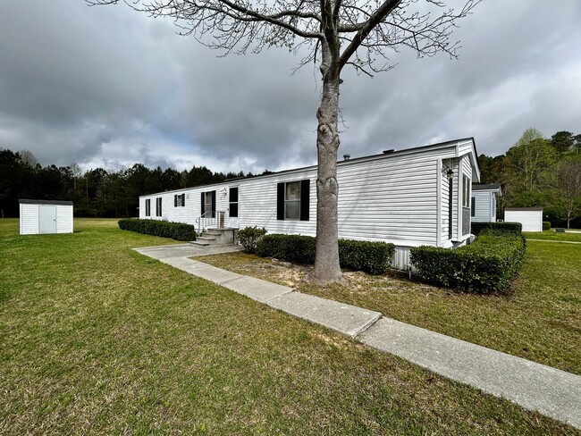 Building Photo - Available Now! 3 Bedroom 2 bath unit