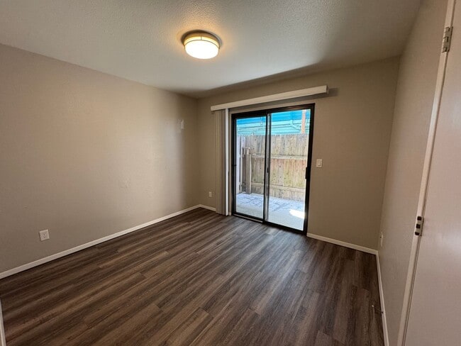 Building Photo - 606 8th St