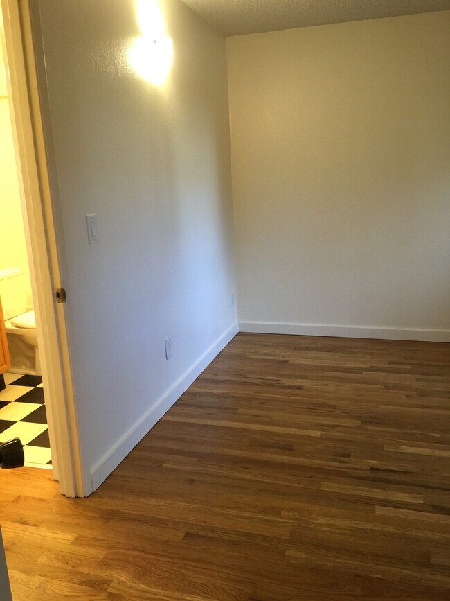 Building Photo - Upper 2bed, hardwoods, dishwasher, on-site...