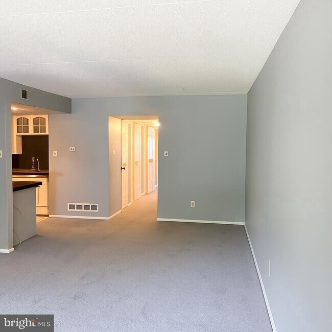 Building Photo - 830 Putnam Blvd
