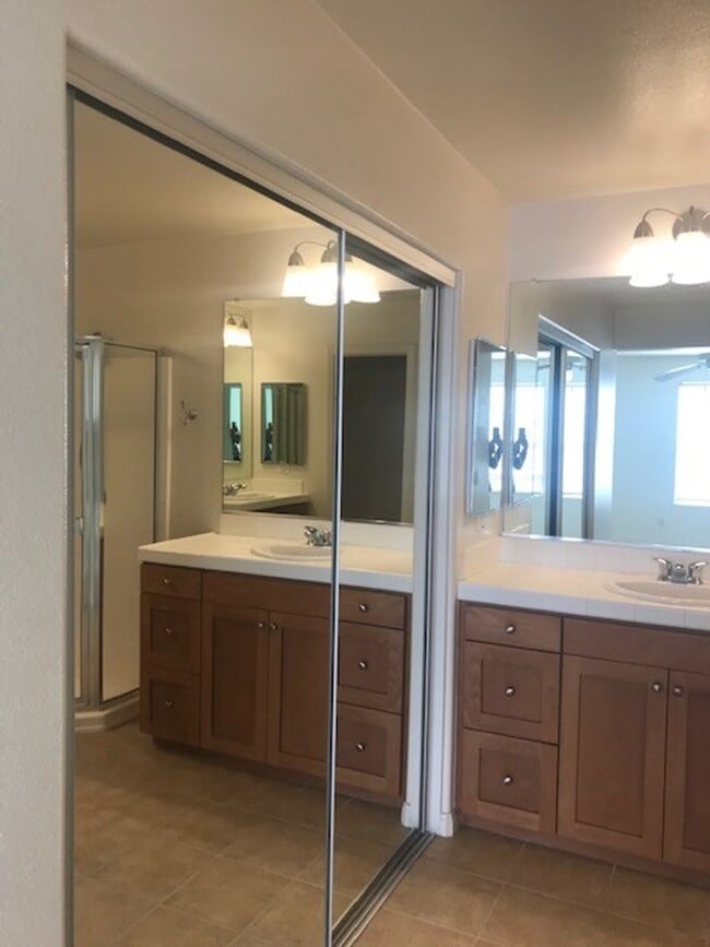 Building Photo - Lovely Townhome In The Spectrum Community For Lease