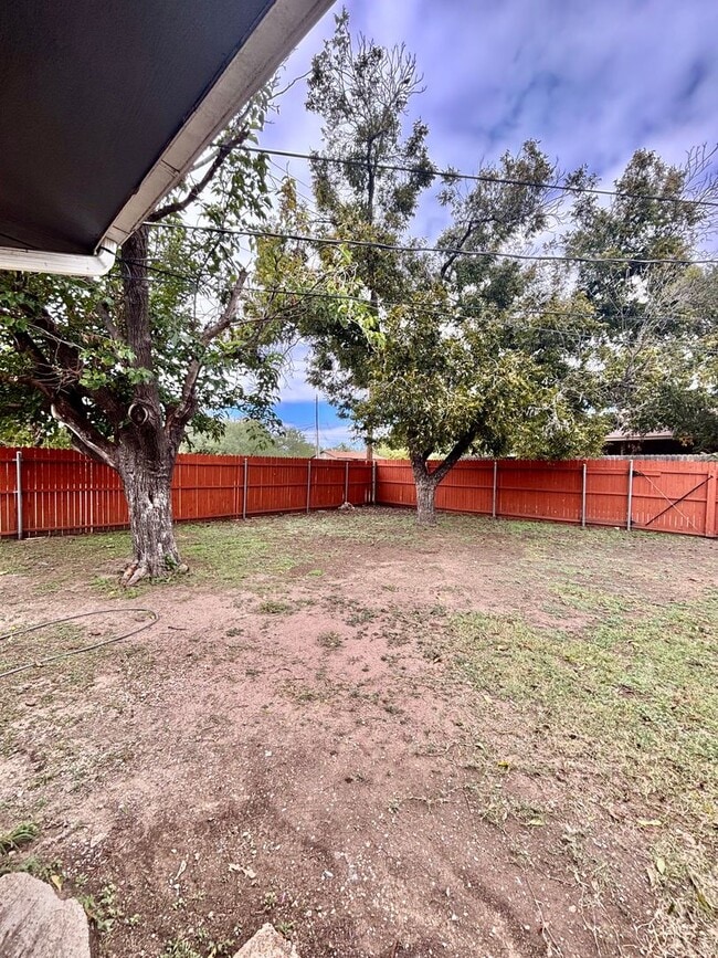 Building Photo - NOW AVAILABLE - Spacious 3-Bedroom Home + ...