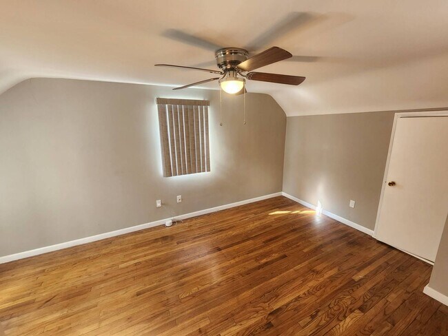 Building Photo - Charming 3-Bedroom Property in Prime Location