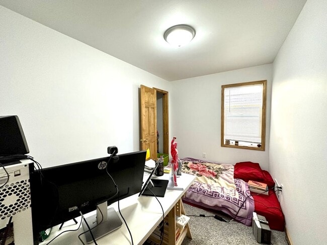 Building Photo - AVAILABLE JUNE - Remodeled 3 Bed 1.5 Bath Central Hillside Home