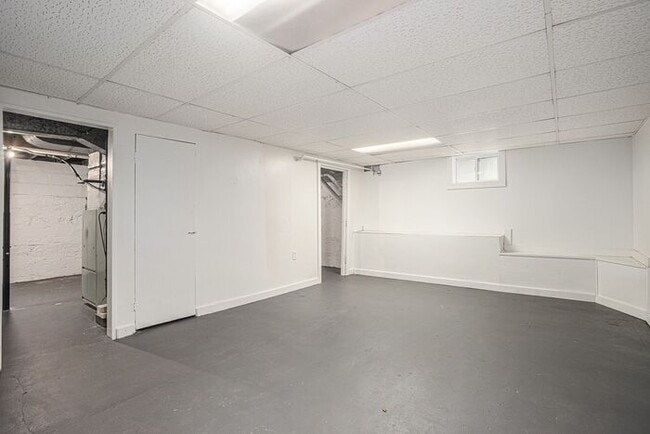 Building Photo - Fully Renovated 3 bed 2 bath home - Ask about our security deposit alternative!