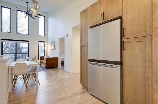 Primary Photo - 925 E Otjen St