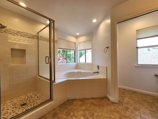 Building Photo - Spacious 4 Bed / 3 Bath Windsor Home