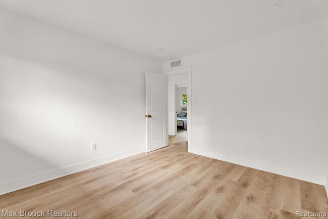 Building Photo - 7011 White Pine Dr